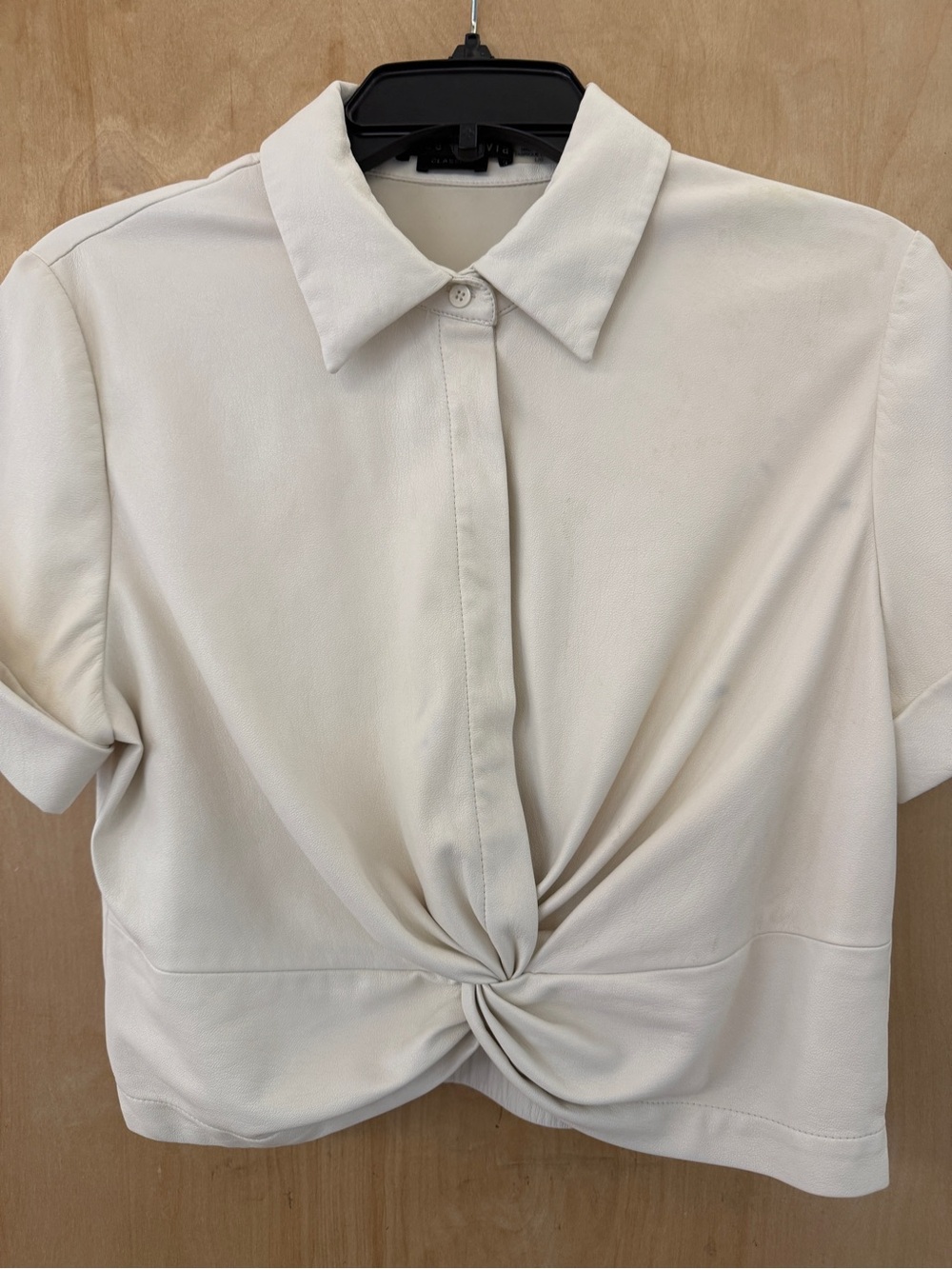 Alice + Olivia Leon Off White Vegan Leather Twist Front Crop Top - Picture 7 of 16